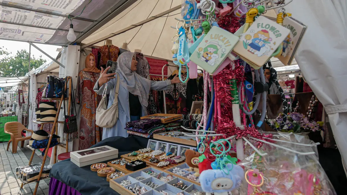 Sejumlah pengunjung memadati serta berbelanja di acara Festival Al-Azhom 2026 di halaman depan masjid Al-Azhom Kota Tangerang, Selasa (16/06/2026). Sejumlah pengunjung memadati serta berbelanja di acara Festival Al-Azhom 2026 di halaman depan masjid Al-Az