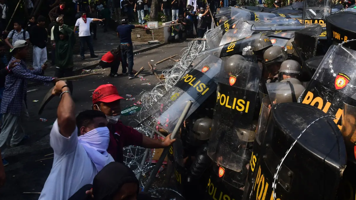 Aparat dan Massa bentrok dalam proses eksekusi pengosongan lahan kawasan eks Hotel Sultan di Blok 15 Gelora Bung Karno, Senayan Jakarta, Kamis (18/6/2026). (Dery Ridwansah/ JawaPos.com)