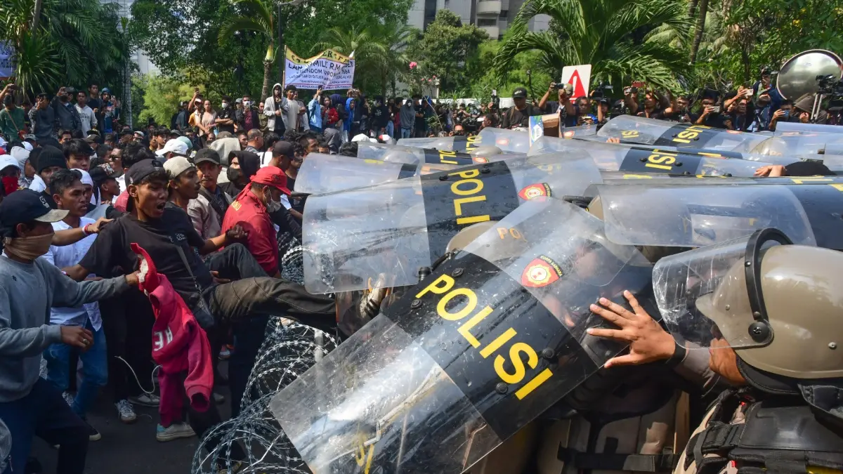 Aparat dan Massa bentrok dalam proses eksekusi pengosongan lahan kawasan eks Hotel Sultan di Blok 15 Gelora Bung Karno, Senayan Jakarta, Kamis (18/6/2026). (Dery Ridwansah/ JawaPos.com)