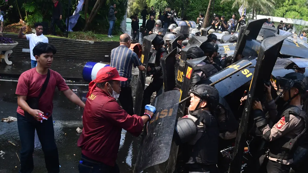 Aparat dan Massa bentrok dalam proses eksekusi pengosongan lahan kawasan eks Hotel Sultan di Blok 15 Gelora Bung Karno, Senayan Jakarta, Kamis (18/6/2026). (Dery Ridwansah/ JawaPos.com)