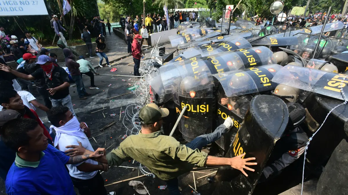 Aparat dan Massa bentrok dalam proses eksekusi pengosongan lahan kawasan eks Hotel Sultan di Blok 15 Gelora Bung Karno, Senayan Jakarta, Kamis (18/6/2026). (Dery Ridwansah/ JawaPos.com)