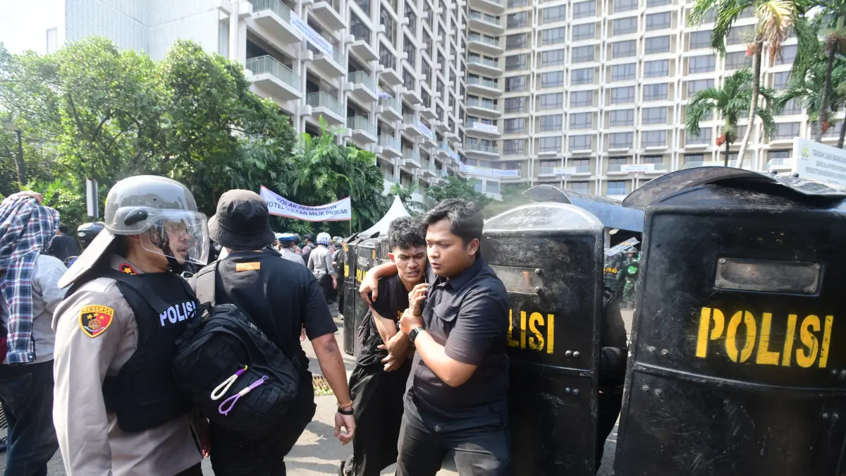 Aparat dan Massa bentrok dalam proses eksekusi pengosongan lahan kawasan eks Hotel Sultan di Blok 15 Gelora Bung Karno, Senayan Jakarta, Kamis (18/6/2026). (Dery Ridwansah/ JawaPos.com)