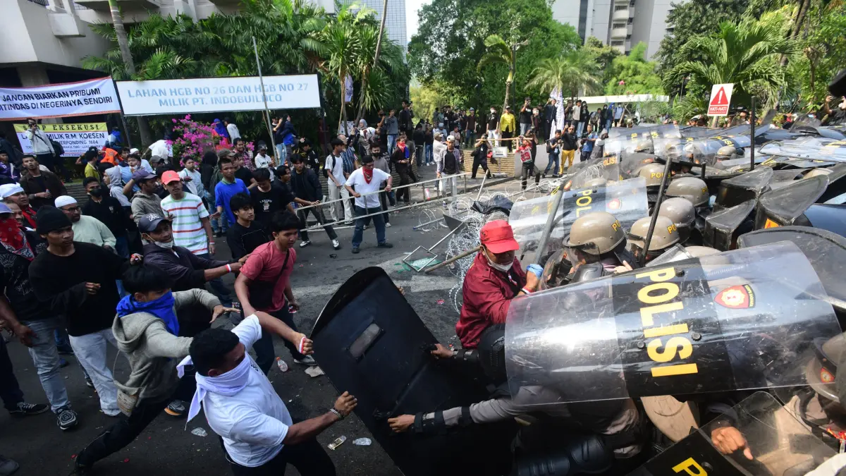 Aparat dan Massa bentrok dalam proses eksekusi pengosongan lahan kawasan eks Hotel Sultan di Blok 15 Gelora Bung Karno, Senayan Jakarta, Kamis (18/6/2026). (Dery Ridwansah/ JawaPos.com)