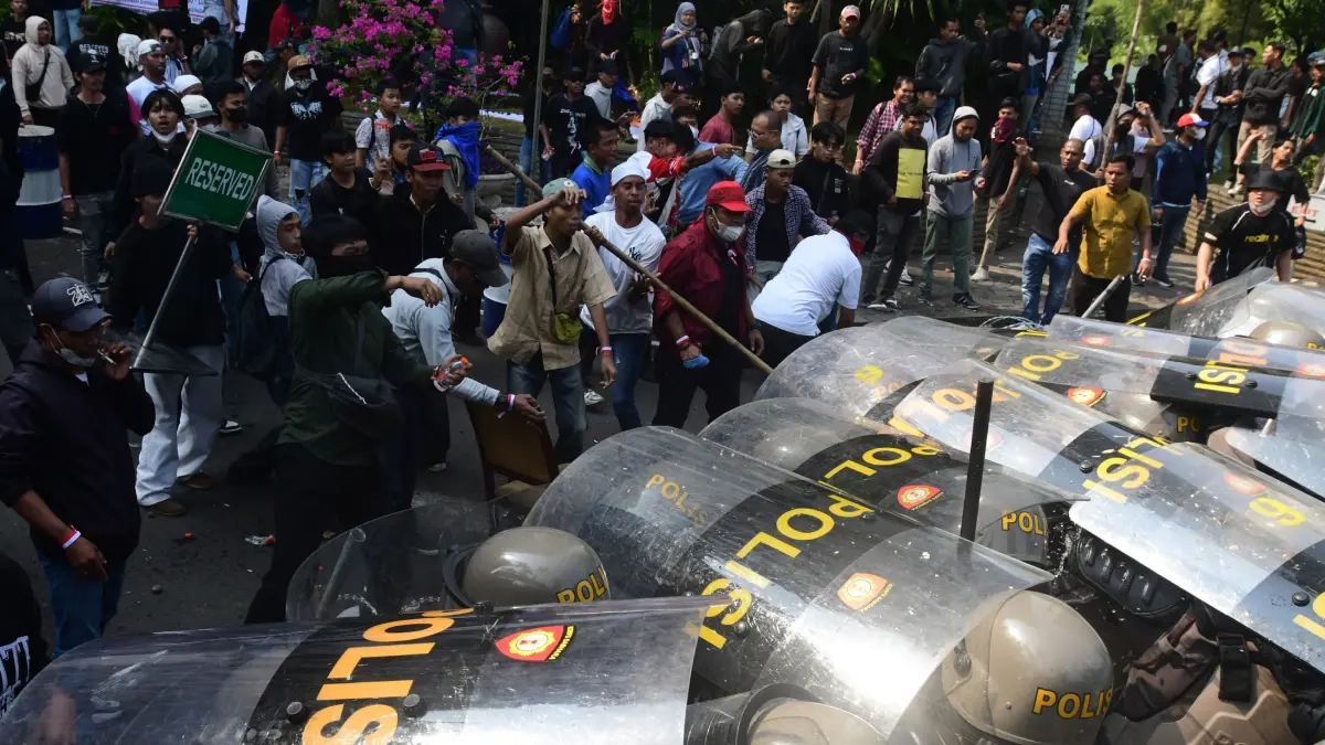 Aparat dan Massa bentrok dalam proses eksekusi pengosongan lahan kawasan eks Hotel Sultan di Blok 15 Gelora Bung Karno, Senayan Jakarta, Kamis (18/6/2026). (Dery Ridwansah/ JawaPos.com)