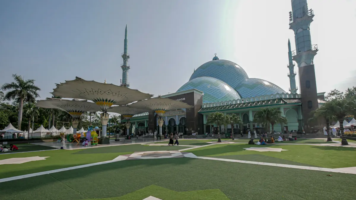 Sejumlah pengunjung memadati serta berbelanja di acara Festival Al-Azhom 2026 di halaman depan masjid Al-Azhom Kota Tangerang, Selasa (16/06/2026). Sejumlah pengunjung memadati serta berbelanja di acara Festival Al-Azhom 2026 di halaman depan masjid Al-Az