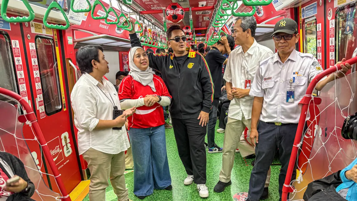 Dari kiri Vice President Corporate Secretary KAI Commuter Karina Amanda, Director Coca-Cola Trademark, Coca-Cola Indonesia Fitriana Adhisti, Sportcaster Valentino Jebreeet Simanjuntak, Commercial Vice President KAI Commuter Hilmi Ridwan dan Commercial Vic