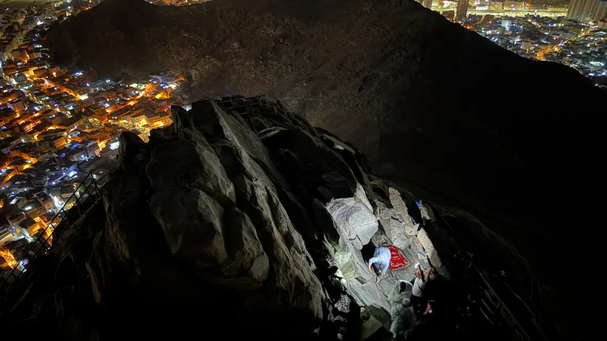 Gua Hira, Ceruk Sempit di sisi BArat Puncak Jabal Nur, tempat Nabi Muhammad menerima wahyu pertama, Surah Al Alaq 1-5. (Media Center Haji 2026) 