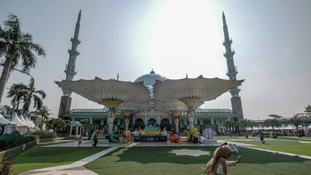 Sejumlah pengunjung memadati serta berbelanja di acara Festival Al-Azhom 2026 di halaman depan masjid Al-Azhom Kota Tangerang, Selasa (16/06/2026). Sejumlah pengunjung memadati serta berbelanja di acara Festival Al-Azhom 2026 di halaman depan masjid Al-Az