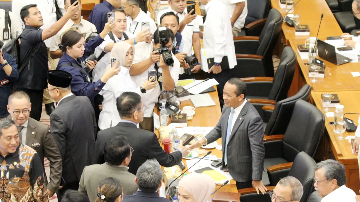 Menteri Energi dan Sumber Daya Mineral (ESDM) Bahlil Lahadalia saat mengikuti Rapat Kerja bersama Komisi XII DPR RI di Gedung Nusantara I, Kompleks Parlemen, Senayan, Jakarta, Senin (15/6/2026). (Dery Ridwansah/ JawaPos.com)