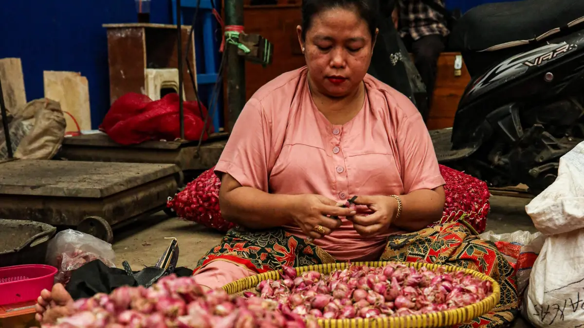 Pekerja membawa bawang merah di Pasar Induk Keramat Jati, Jakarta, Selasa (16/6/2026). (Salman Toyibi/Jawa Pos)