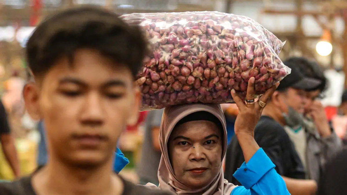 Pekerja membawa bawang merah di Pasar Induk Keramat Jati, Jakarta, Selasa (16/6/2026). (Salman Toyibi/Jawa Pos)