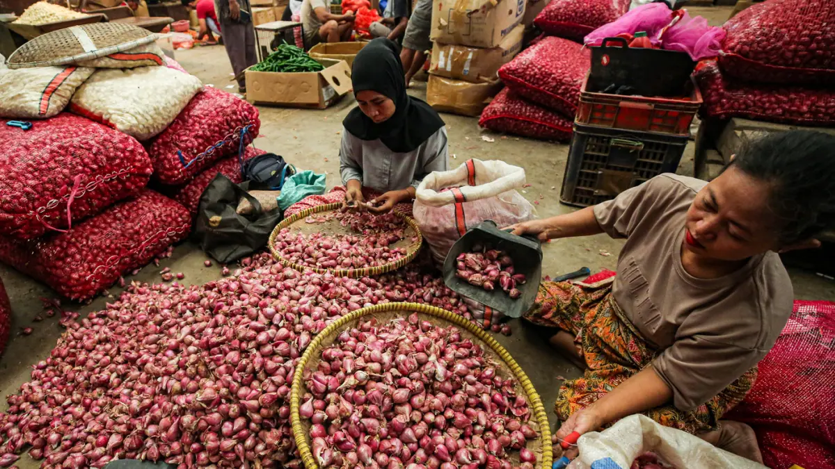 Pekerja membawa bawang merah di Pasar Induk Keramat Jati, Jakarta, Selasa (16/6/2026). (Salman Toyibi/Jawa Pos)