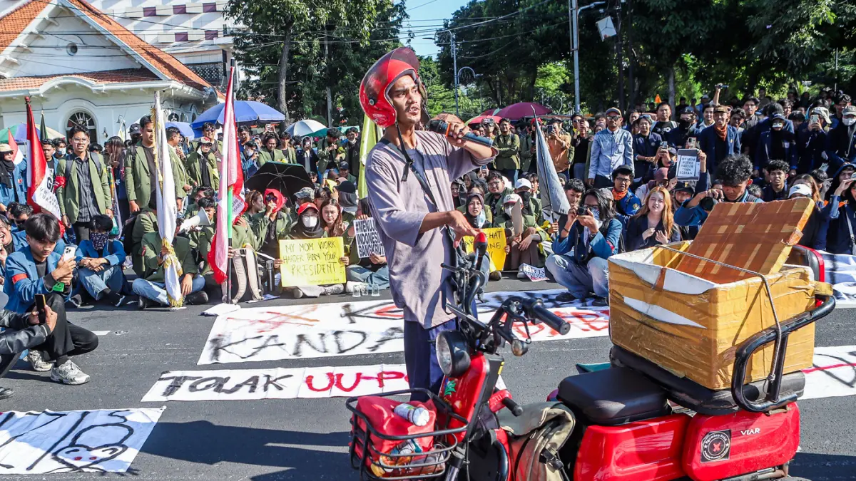 Penyandang Disabilitas, Achmad Ainull (Aan) ikut menyuarakan aspirasinya bersama ribuan mahasiswa dari berbagai Universitas melakukan unjuk rasa di depan Gedung Negara Grahadi, Surabaya, Rabu (17/6/2026). (Riana Setiawan/ Jawa Pos)