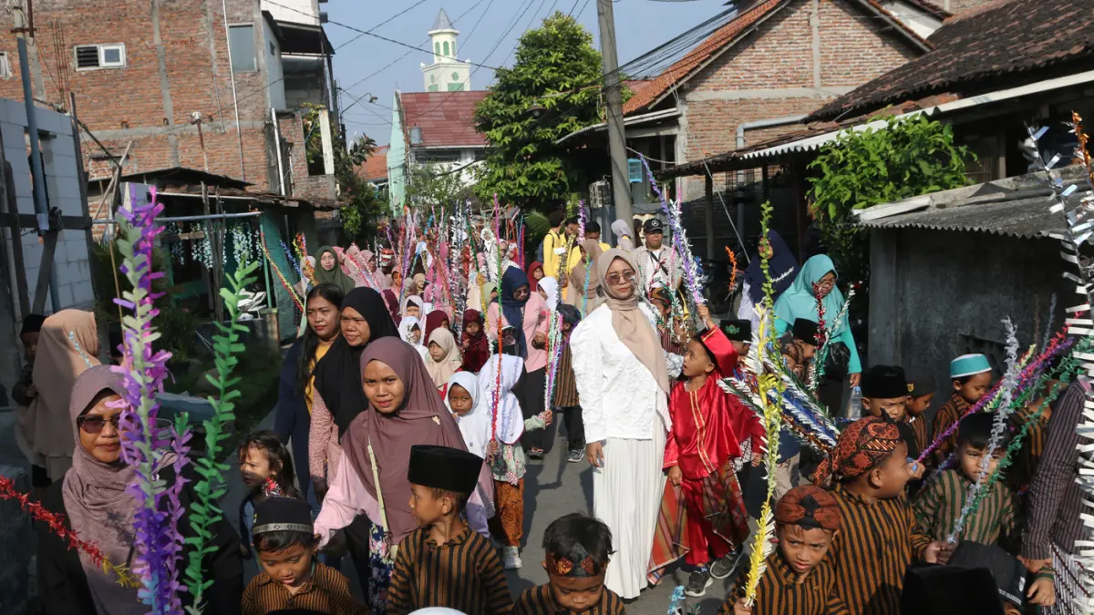 Ratusan warga mengenakan pakaian adat Jawa mengikuti kirab budaya dalam rangka Haul 1 Suro Mbah Sunan Terboyo di Masjid Jami' Terboyo, Kecamatan Gayamsari, Kota Semarang,Jawa Tengah, Senin (15/6/2026). (Nur Chamim/Jawa Pos Radar Semarang)