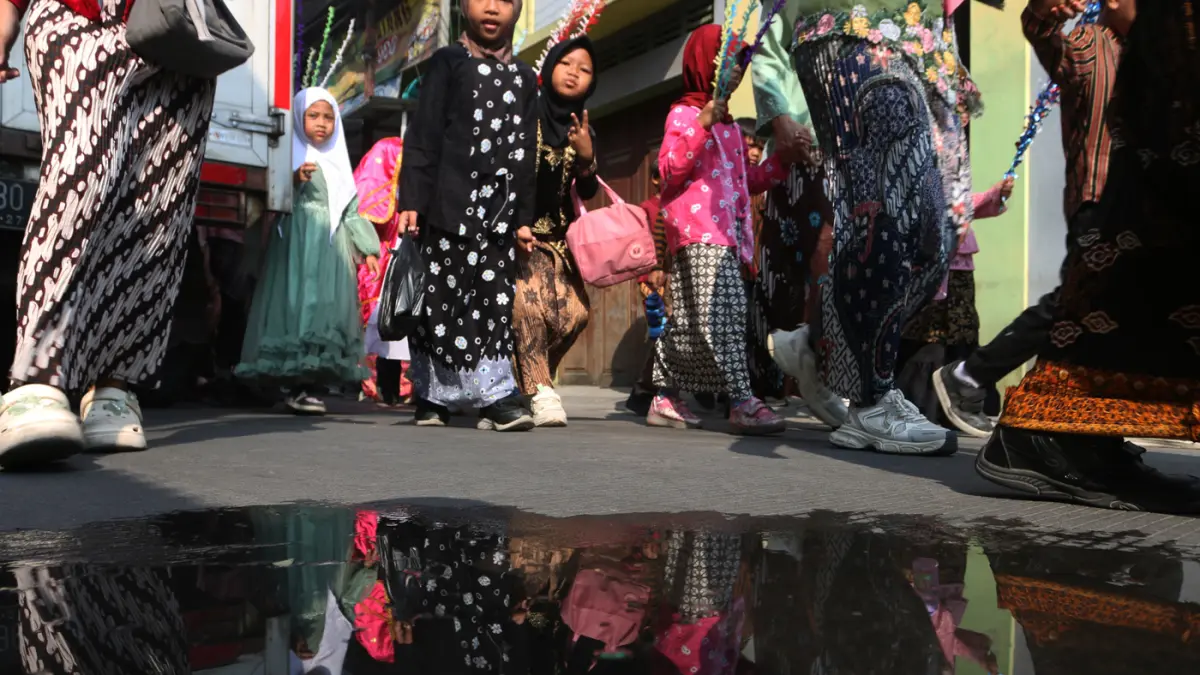 Ratusan warga mengenakan pakaian adat Jawa mengikuti kirab budaya dalam rangka Haul 1 Suro Mbah Sunan Terboyo di Masjid Jami' Terboyo, Kecamatan Gayamsari, Kota Semarang,Jawa Tengah, Senin (15/6/2026). (Nur Chamim/Jawa Pos Radar Semarang)