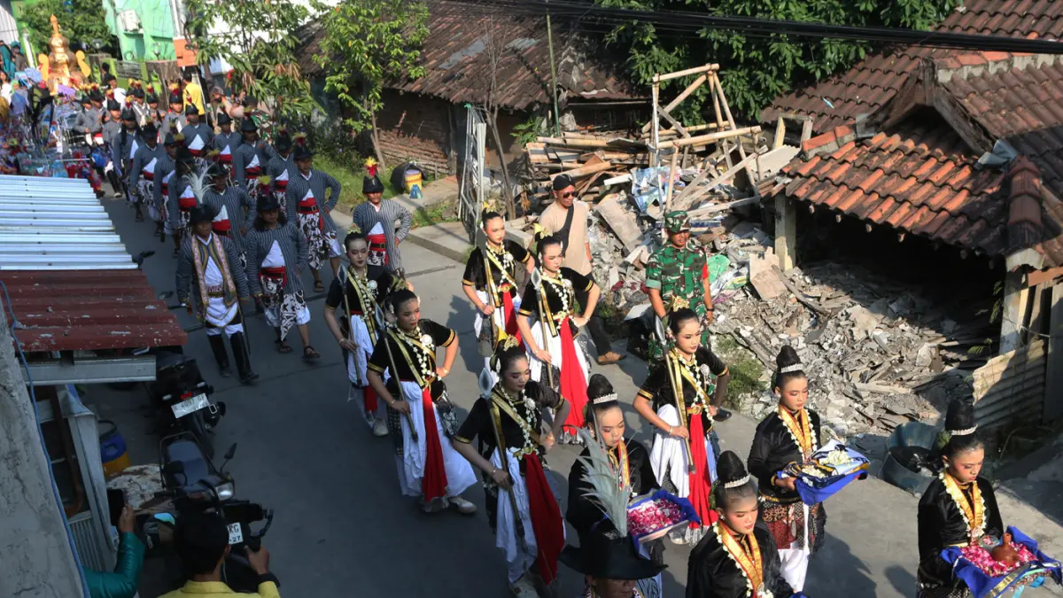 Ratusan warga mengenakan pakaian adat Jawa mengikuti kirab budaya dalam rangka Haul 1 Suro Mbah Sunan Terboyo di Masjid Jami' Terboyo, Kecamatan Gayamsari, Kota Semarang,Jawa Tengah, Senin (15/6/2026). (Nur Chamim/Jawa Pos Radar Semarang)