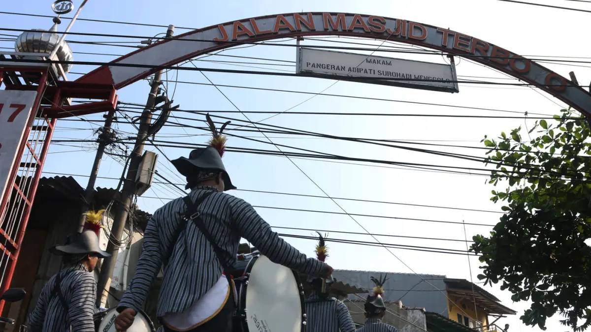 Ratusan warga mengenakan pakaian adat Jawa mengikuti kirab budaya dalam rangka Haul 1 Suro Mbah Sunan Terboyo di Masjid Jami' Terboyo, Kecamatan Gayamsari, Kota Semarang,Jawa Tengah, Senin (15/6/2026). (Nur Chamim/Jawa Pos Radar Semarang)