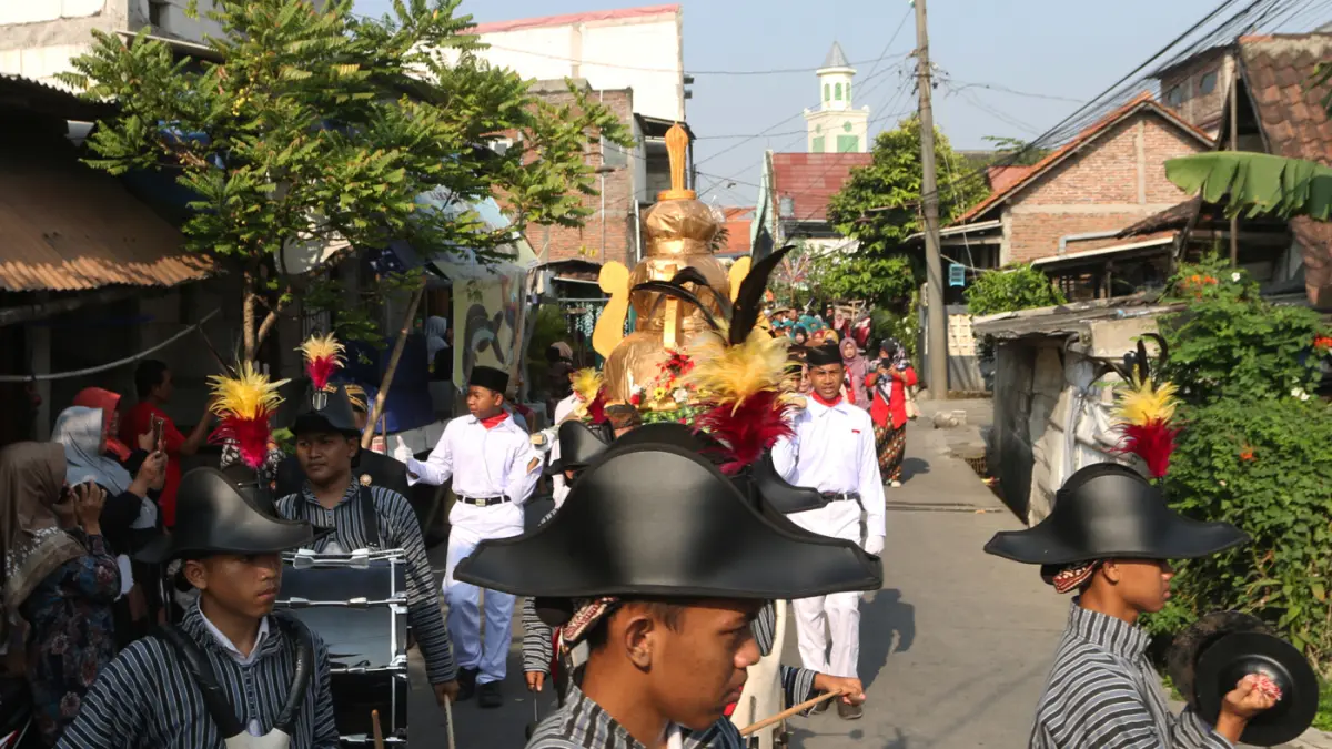 Ratusan warga mengenakan pakaian adat Jawa mengikuti kirab budaya dalam rangka Haul 1 Suro Mbah Sunan Terboyo di Masjid Jami' Terboyo, Kecamatan Gayamsari, Kota Semarang,Jawa Tengah, Senin (15/6/2026). (Nur Chamim/Jawa Pos Radar Semarang)