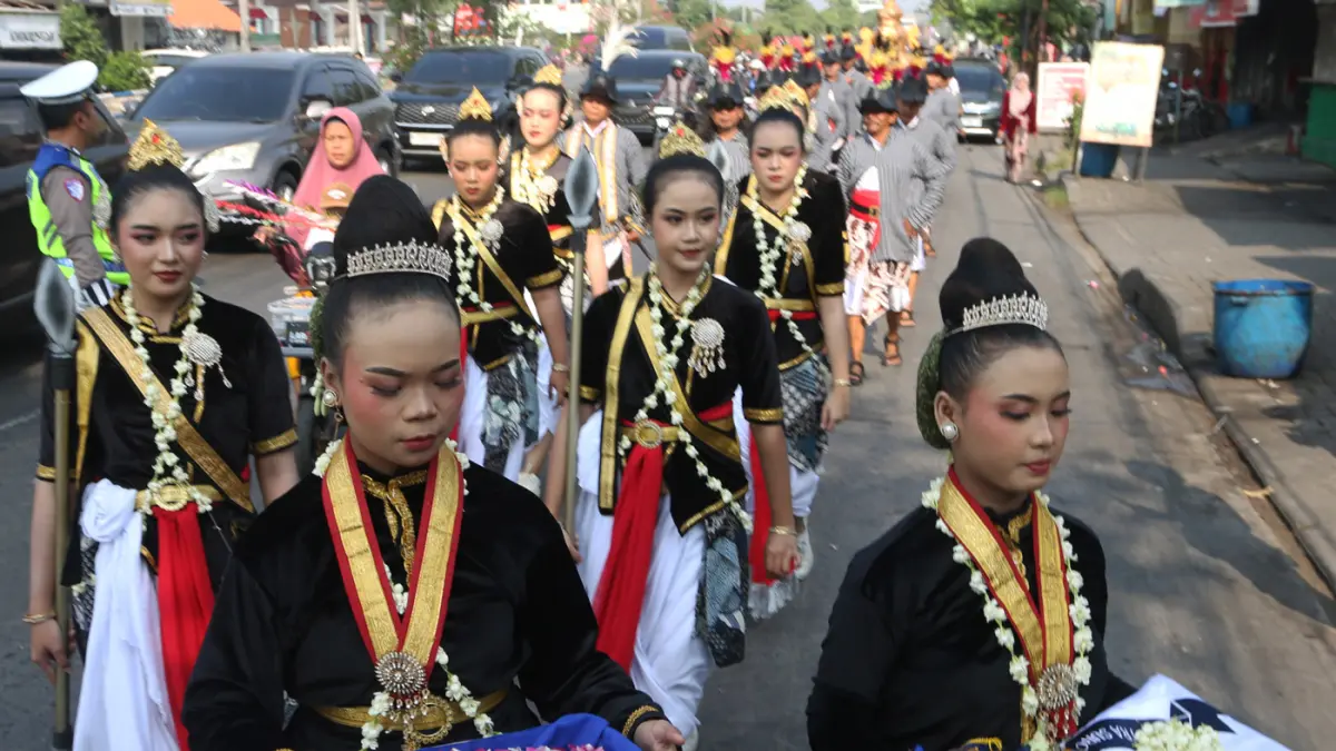 Ratusan warga mengenakan pakaian adat Jawa mengikuti kirab budaya dalam rangka Haul 1 Suro Mbah Sunan Terboyo di Masjid Jami' Terboyo, Kecamatan Gayamsari, Kota Semarang,Jawa Tengah, Senin (15/6/2026). (Nur Chamim/Jawa Pos Radar Semarang)