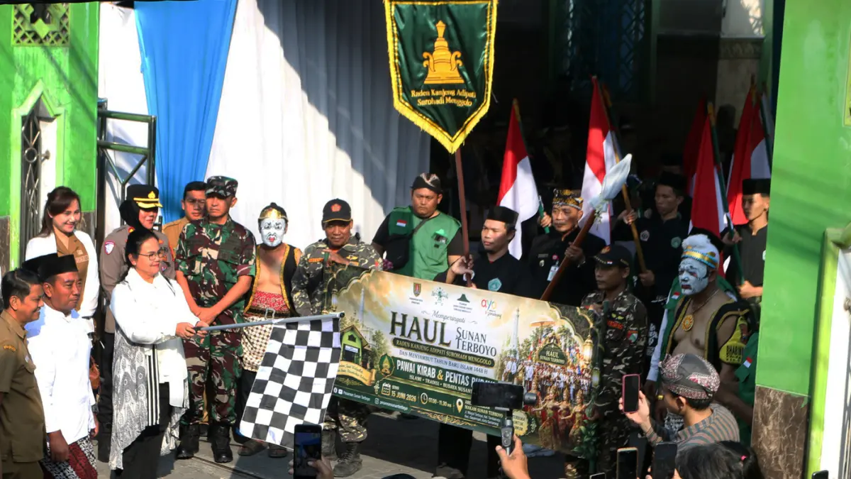 Ratusan warga mengenakan pakaian adat Jawa mengikuti kirab budaya dalam rangka Haul 1 Suro Mbah Sunan Terboyo di Masjid Jami' Terboyo, Kecamatan Gayamsari, Kota Semarang,Jawa Tengah, Senin (15/6/2026). (Nur Chamim/Jawa Pos Radar Semarang)