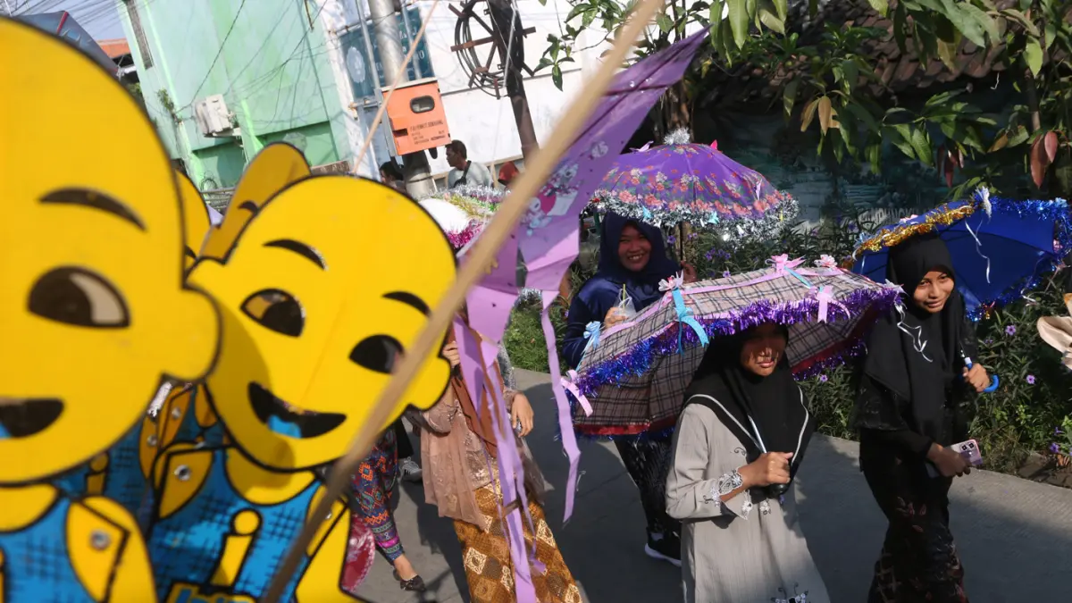 Ratusan warga mengenakan pakaian adat Jawa mengikuti kirab budaya dalam rangka Haul 1 Suro Mbah Sunan Terboyo di Masjid Jami' Terboyo, Kecamatan Gayamsari, Kota Semarang,Jawa Tengah, Senin (15/6/2026). (Nur Chamim/Jawa Pos Radar Semarang)