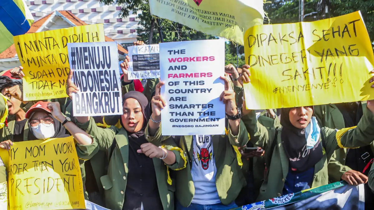 Mahasiswa Gabungan Gelar Aksi di Depan Gedung Grahadi Surabaya - Image