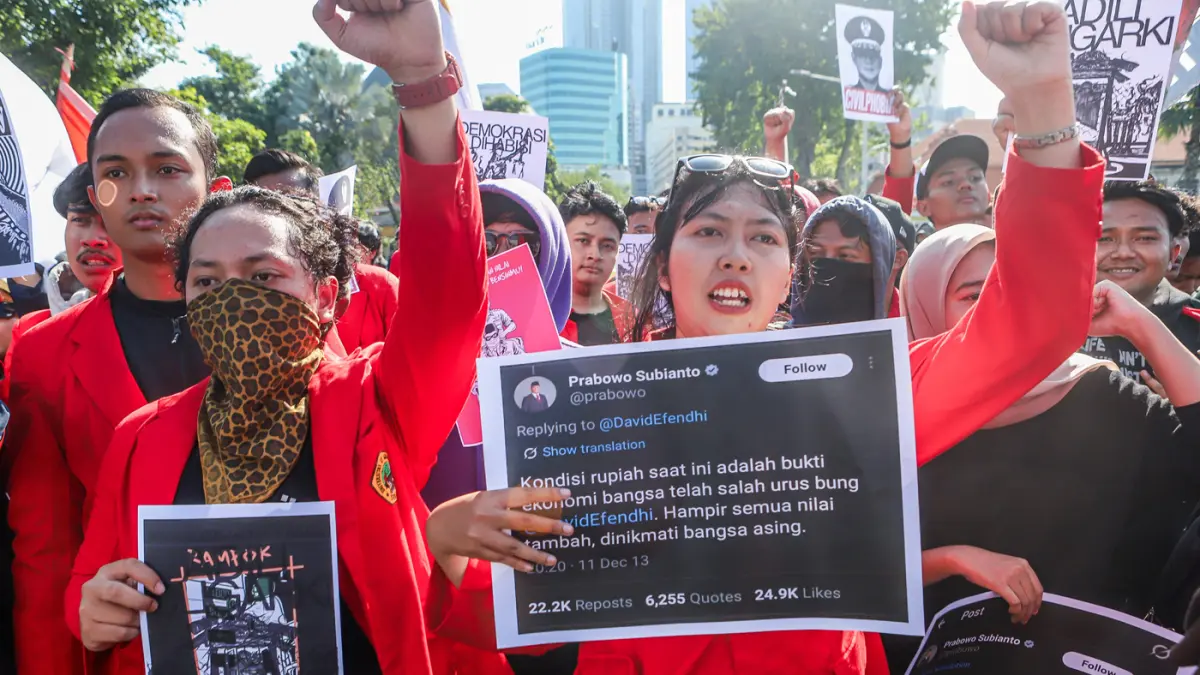 Ribuan mahasiswa dari berbagai Universitas melakukan unjuk rasa di depan Gedung Negara Grahadi, Surabaya, Rabu (17/6/2026). (Riana Setiawan/ Jawa Pos)