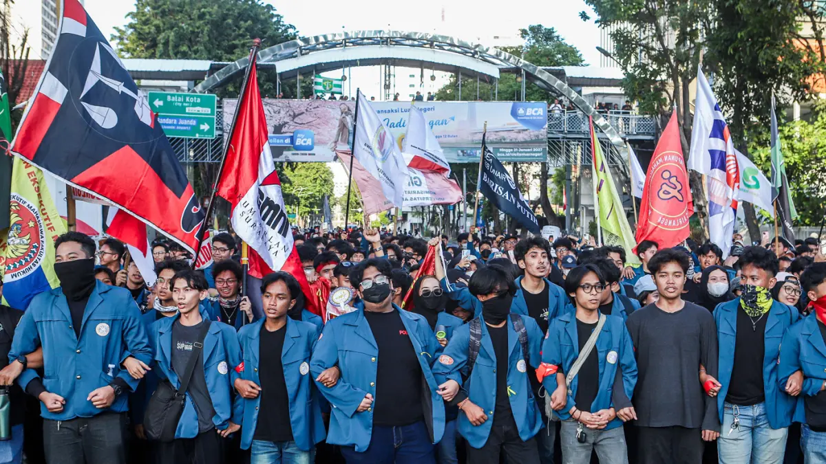 Ribuan mahasiswa dari berbagai Universitas melakukan unjuk rasa di depan Gedung Negara Grahadi, Surabaya, Rabu (17/6/2026). (Riana Setiawan/ Jawa Pos)