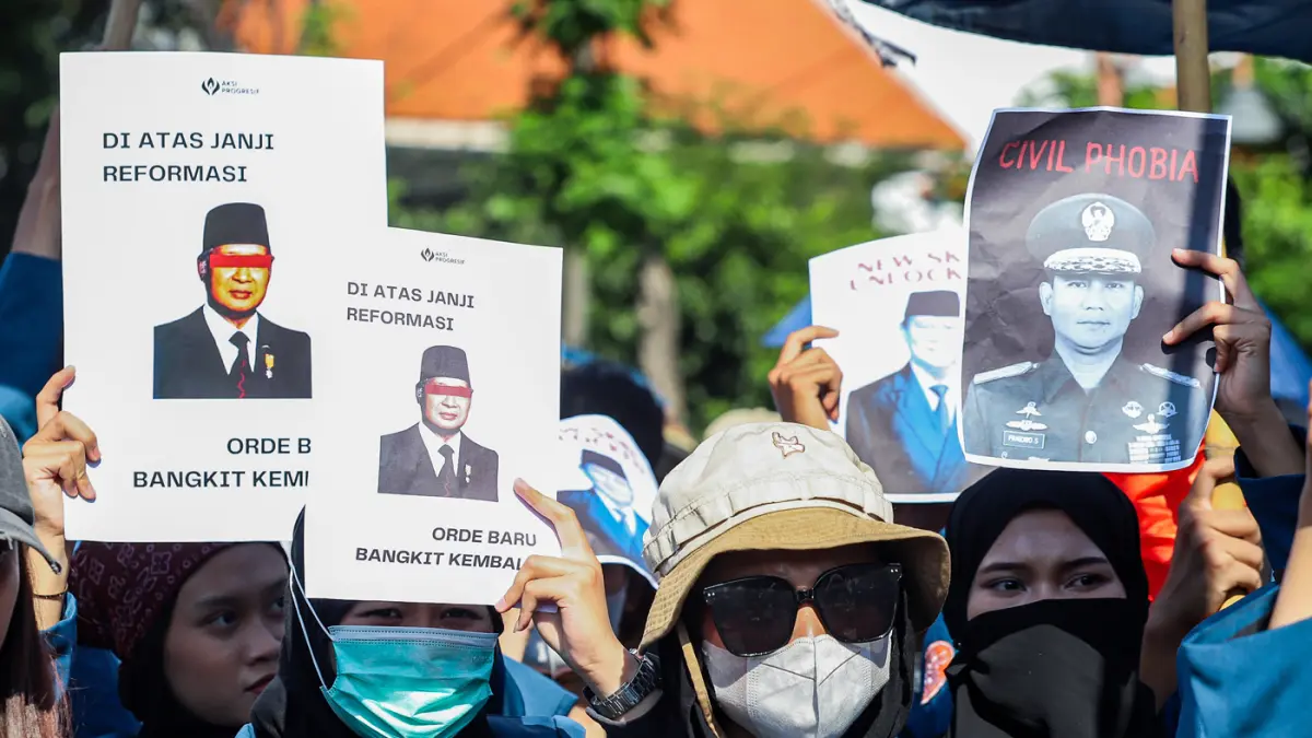 Ribuan mahasiswa dari berbagai Universitas melakukan unjuk rasa di depan Gedung Negara Grahadi, Surabaya, Rabu (17/6/2026). (Riana Setiawan/ Jawa Pos)
