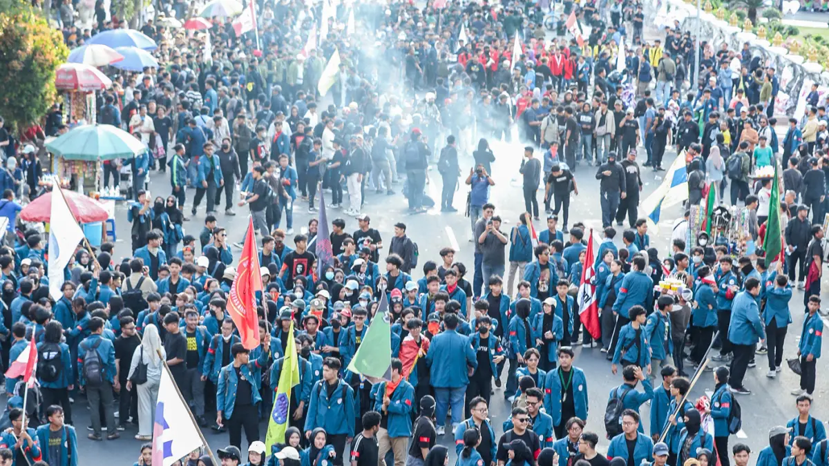Ribuan mahasiswa dari berbagai Universitas melakukan unjuk rasa di depan Gedung Negara Grahadi, Surabaya, Rabu (17/6/2026). (Riana Setiawan/ Jawa Pos)
