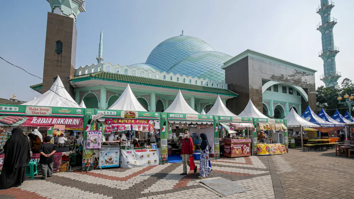 Sejumlah pengunjung memadati serta berbelanja di acara Festival Al-Azhom 2026 di halaman depan masjid Al-Azhom Kota Tangerang, Selasa (16/06/2026). (Hanung Hambara/Jawa Pos)