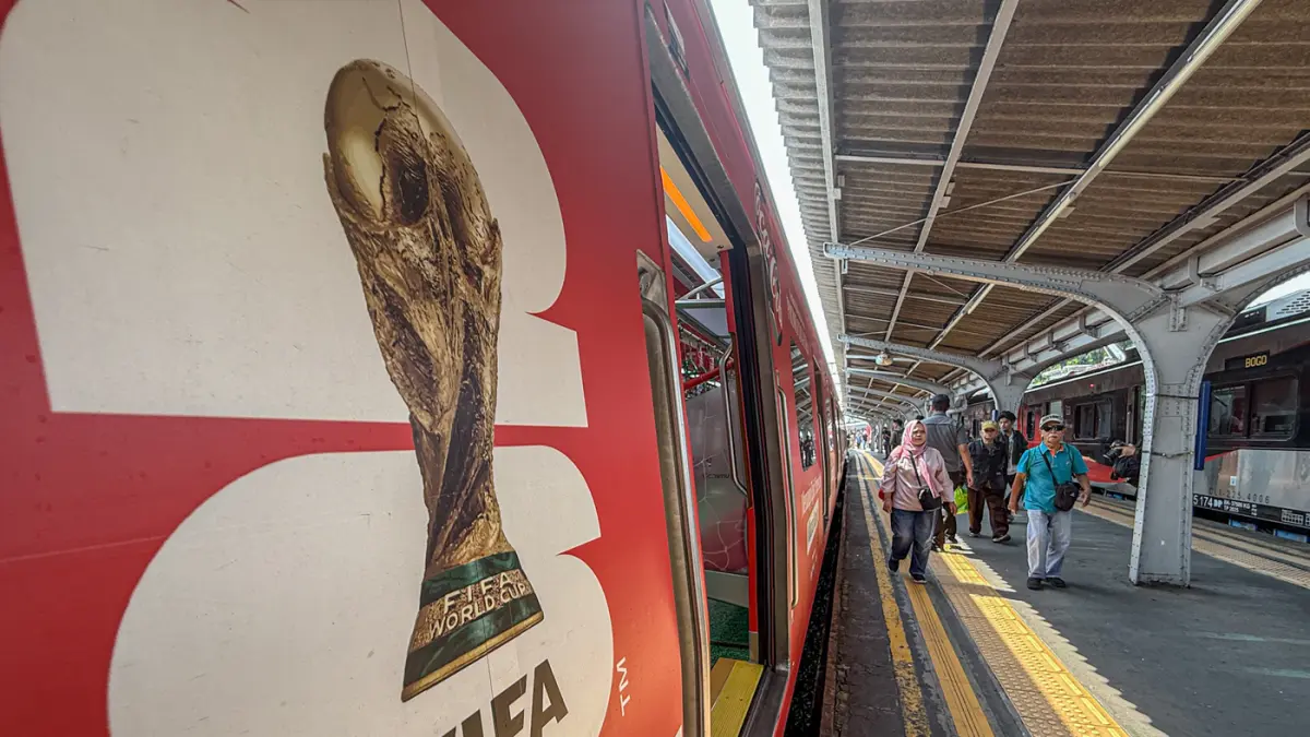 Sejumlah penumpang melihat gerbong KRL dengan livery Piala Dunia 2026 di Jakarta, Rabu (17/06/2026). (Dery Ridwansah/ JawaPos.com)