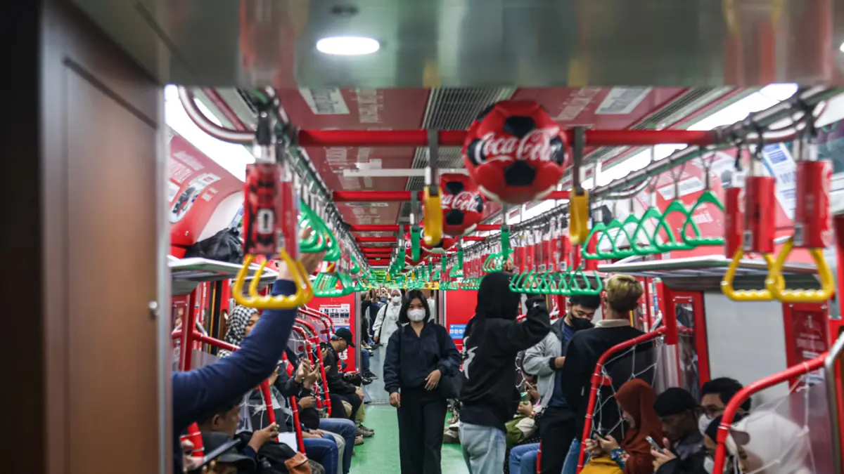 Sejumlah penumpang melihat gerbong KRL dengan livery Piala Dunia 2026 di Jakarta, Rabu (17/06/2026). (Dery Ridwansah/ JawaPos.com)