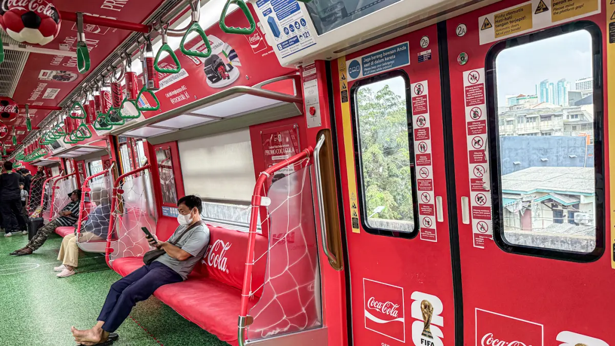 Kemeriahan Piala Dunia Hadir Dalam Gerbong KRL - Image