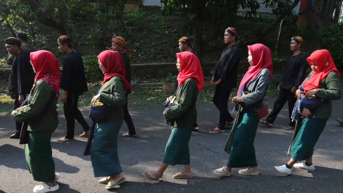 Sejumlah warga membawa kendi berisi air dalam prosesi tradisi pengambilan tujuh sumber tirta (air suci) di Desa Wisata Goa Kreo, Gunung Pati, Semarang, Jawa Tengah, Minggu (14/6/2026). (Nur Chamim/Jawa Pos Radar Semarang)
