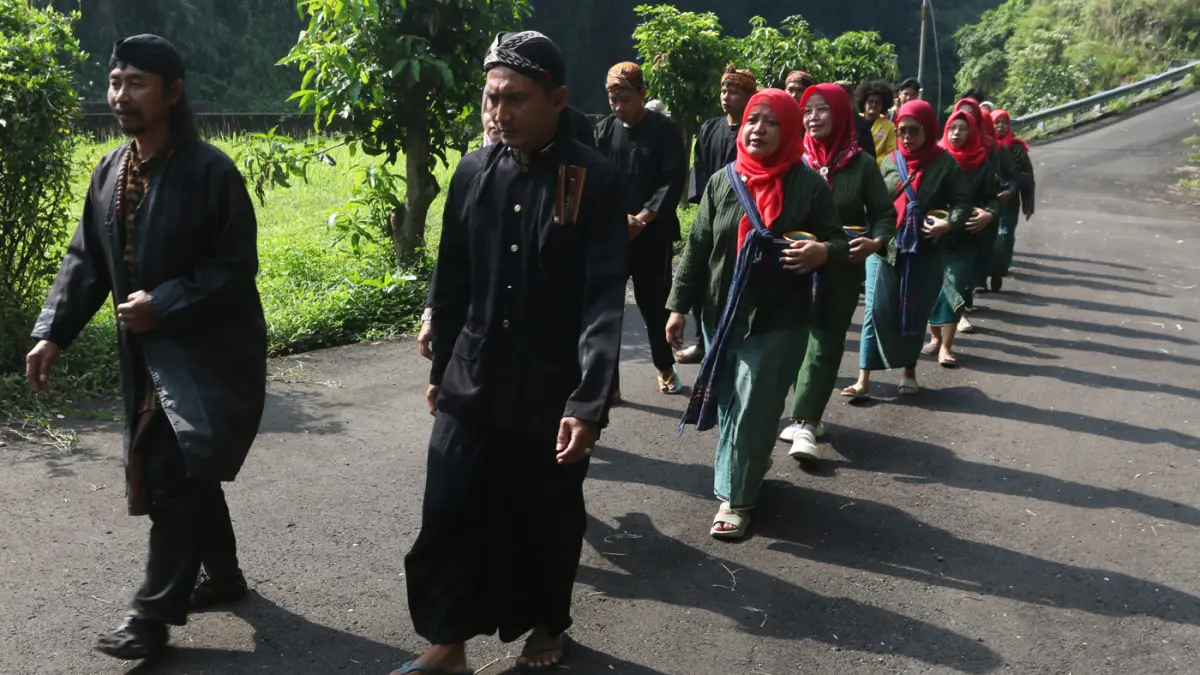 Sejumlah warga membawa kendi berisi air dalam prosesi tradisi pengambilan tujuh sumber tirta (air suci) di Desa Wisata Goa Kreo, Gunung Pati, Semarang, Jawa Tengah, Minggu (14/6/2026). (Nur Chamim/Jawa Pos Radar Semarang)