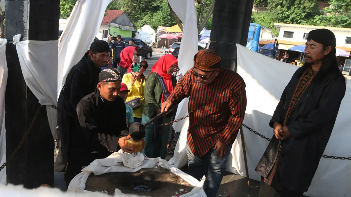 Sejumlah warga membawa kendi berisi air dalam prosesi tradisi pengambilan tujuh sumber tirta (air suci) di Desa Wisata Goa Kreo, Gunung Pati, Semarang, Jawa Tengah, Minggu (14/6/2026). (Nur Chamim/Jawa Pos Radar Semarang)