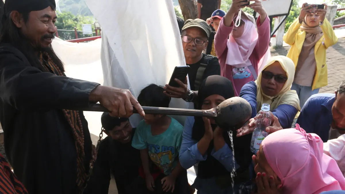 Sejumlah warga membawa kendi berisi air dalam prosesi tradisi pengambilan tujuh sumber tirta (air suci) di Desa Wisata Goa Kreo, Gunung Pati, Semarang, Jawa Tengah, Minggu (14/6/2026). (Nur Chamim/Jawa Pos Radar Semarang)