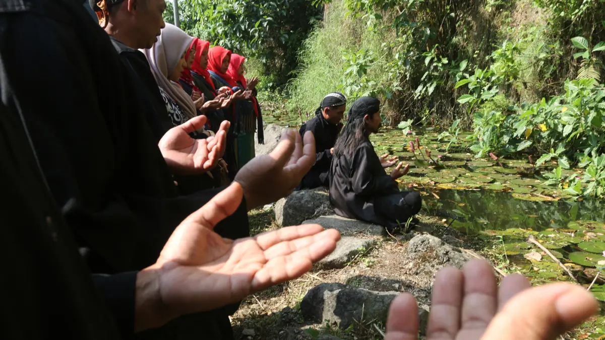 Sejumlah warga membawa kendi berisi air dalam prosesi tradisi pengambilan tujuh sumber tirta (air suci) di Desa Wisata Goa Kreo, Gunung Pati, Semarang, Jawa Tengah, Minggu (14/6/2026). (Nur Chamim/Jawa Pos Radar Semarang)