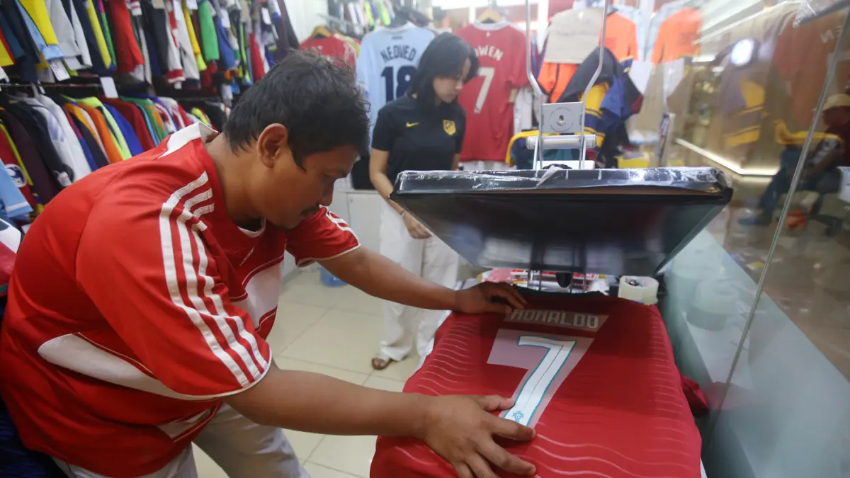 Untuk jersey original, harga yang ditawarkan bervariasi mulai dari sekitar Rp500 ribu hingga lebih dari Rp1 juta per potong, tergantung jenis dan edisinya. (Dery Ridwansah/ JawaPos.com)