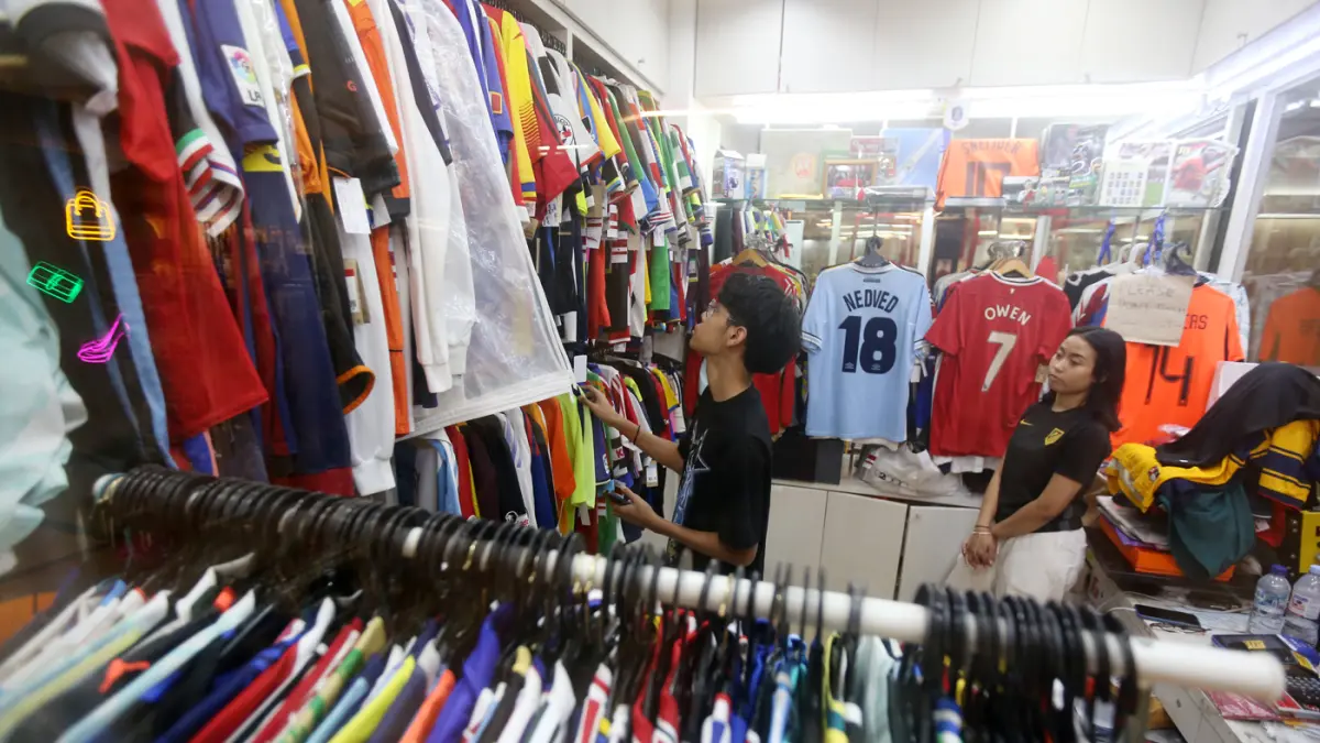 Untuk jersey original, harga yang ditawarkan bervariasi mulai dari sekitar Rp500 ribu hingga lebih dari Rp1 juta per potong, tergantung jenis dan edisinya. (Dery Ridwansah/ JawaPos.com)
