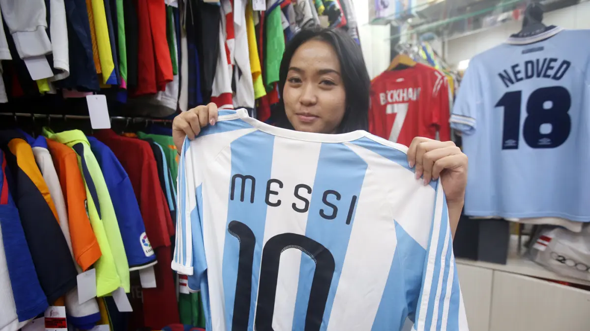 Jersey Timnas Peserta Piala Dunia Laris Manis Diburu Fans - Image