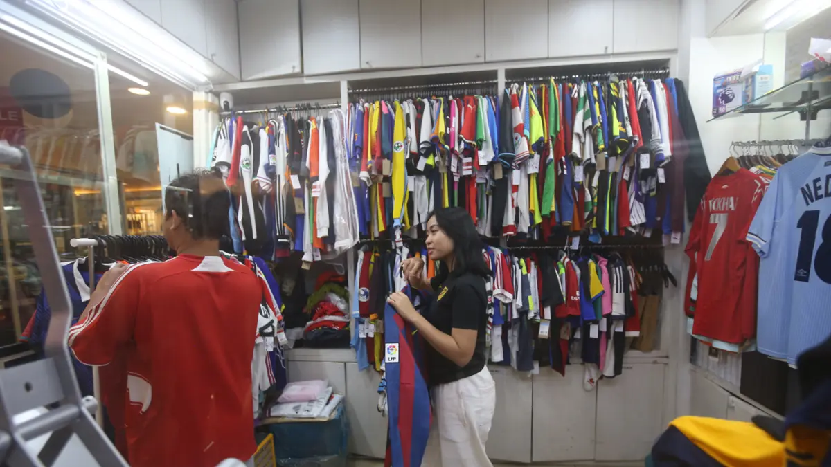Untuk jersey original, harga yang ditawarkan bervariasi mulai dari sekitar Rp500 ribu hingga lebih dari Rp1 juta per potong, tergantung jenis dan edisinya. (Dery Ridwansah/ JawaPos.com)