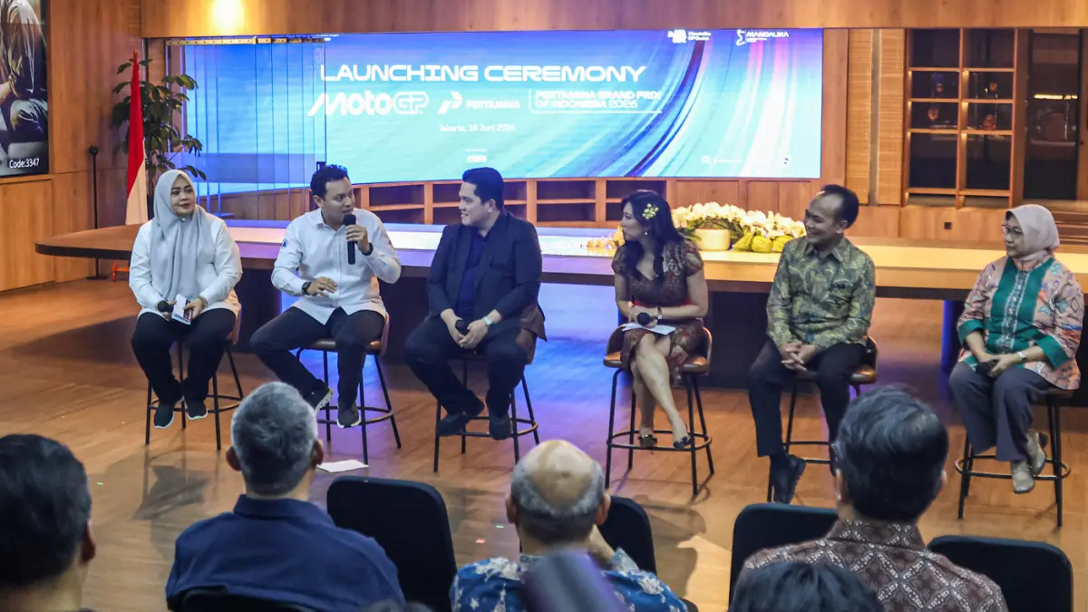 Menteri Pemuda dan Olahraga (Menpora) Erick Thohir (tiga kiri) bersama Dirut InJourney Maya Watono (tiga kanan), Sekretaris Kementerian Koordinator Bidang Perekonomian Susiwijono Moegiarso (dua kanan), Ketua Umum Ikatan Motor Indonesia Moreno Soeprapto (d