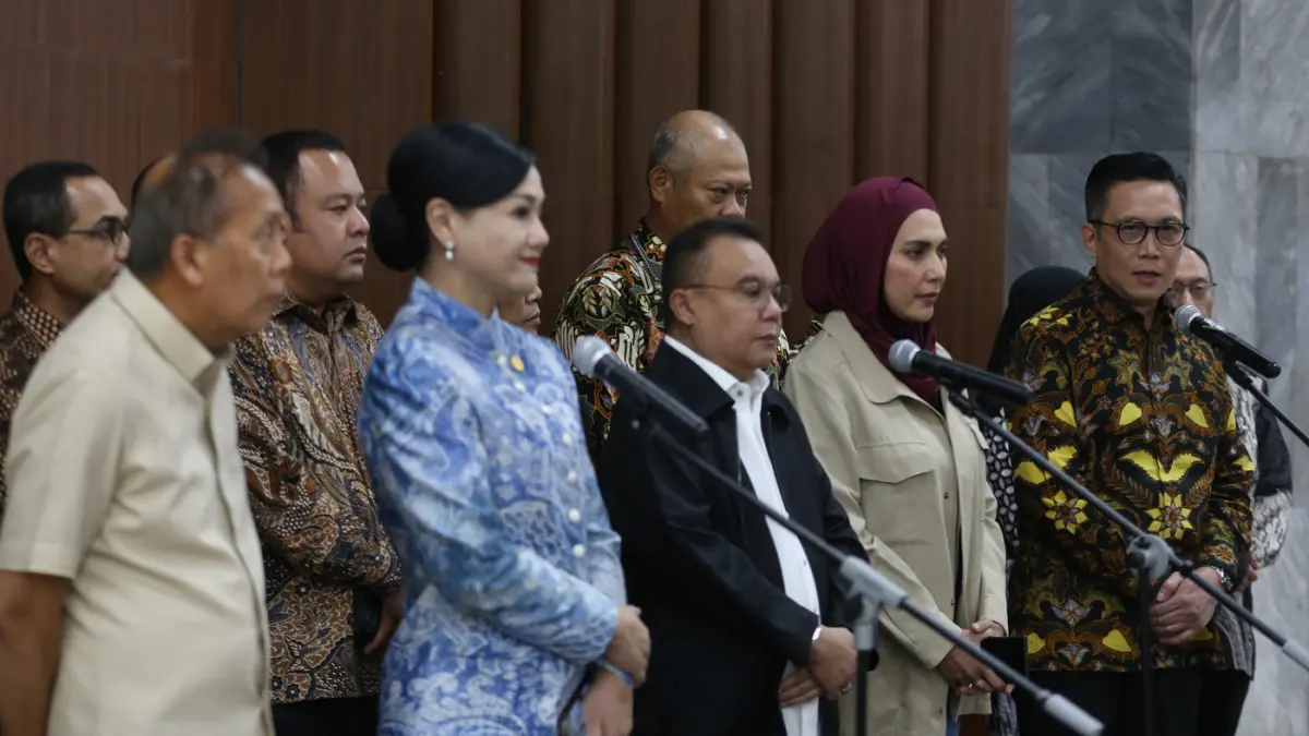 Wakil Ketua DPR Sufmi Dasco Ahmad bersama Wakil Ketua DPR Sari Yuliati dan Ketua Dewan Komisioner Otoritas Jasa Keuangan (DK OJK) Friderica Widyasari Dewi menyampaikan keterangan kepada wartawan, setelah sebelumnya melakukan pertemuan, di Ruang Pimpinan D