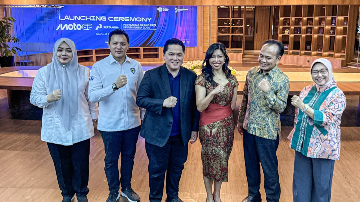 Menteri Pemuda dan Olahraga (Menpora) Erick Thohir (tiga kiri) bersama Dirut InJourney Maya Watono (tiga kanan), Sekretaris Kementerian Koordinator Bidang Perekonomian Susiwijono Moegiarso (dua kanan), Ketua Umum Ikatan Motor Indonesia Moreno Soeprapto (d
