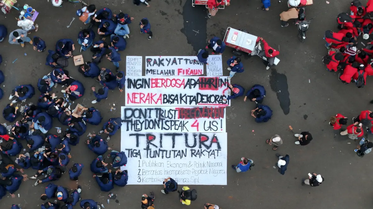 Pantauan Udara Aksi Demonstrasi Mahasiswa Di Depan Gedung DPR - Image