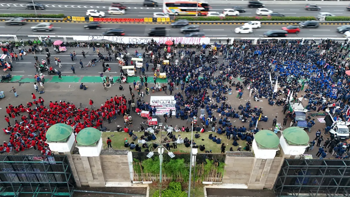 defaultVisual udara massa mahasiswa dari gabungan perguruan tinggi tampak memadati depan Gedung DPR RI, Jakarta Pusat, Jumat (19/6/2026). (Dery Ridwansah/ JawaPos.com)