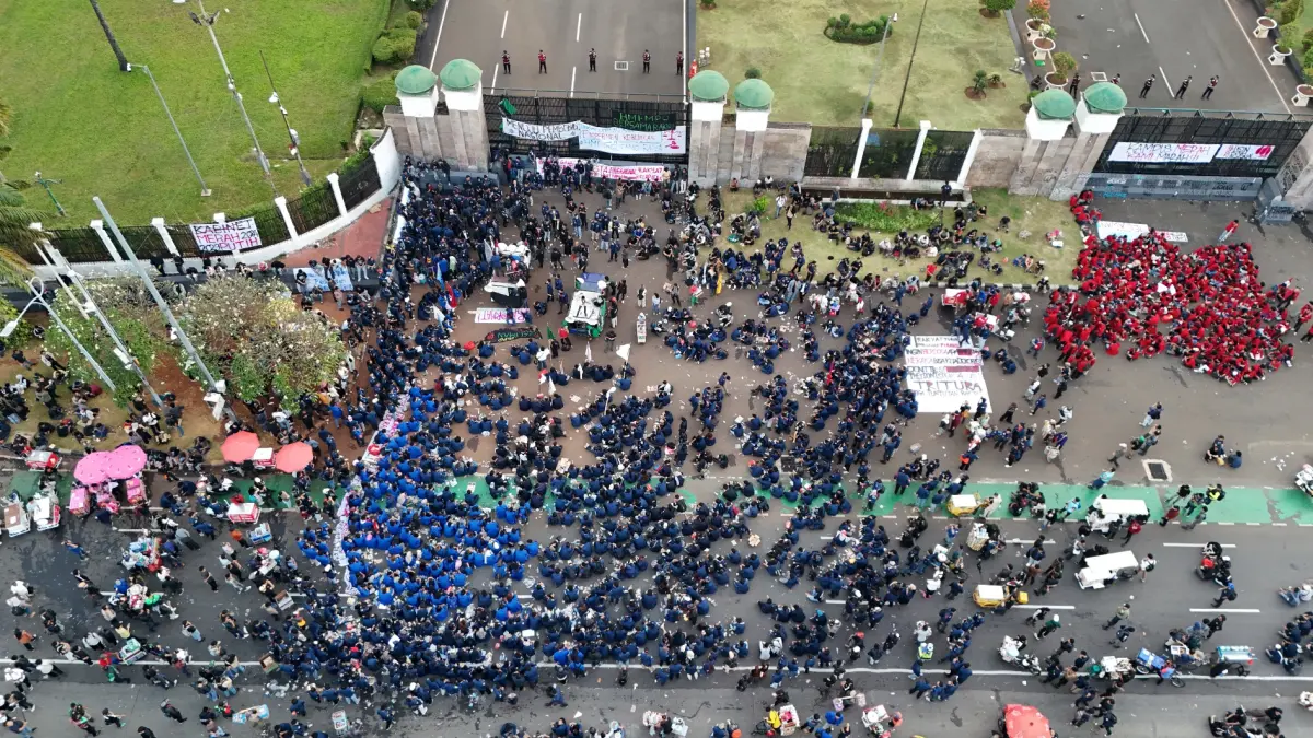 defaultVisual udara massa mahasiswa dari gabungan perguruan tinggi tampak memadati depan Gedung DPR RI, Jakarta Pusat, Jumat (19/6/2026). (Dery Ridwansah/ JawaPos.com)