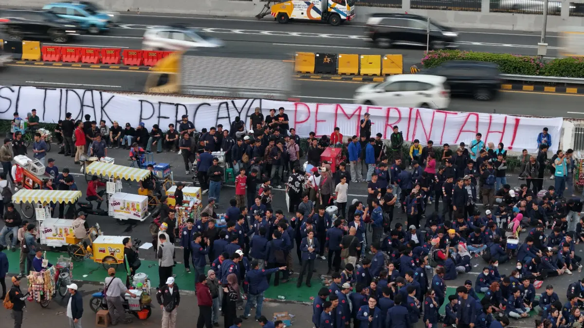 defaultVisual udara massa mahasiswa dari gabungan perguruan tinggi tampak memadati depan Gedung DPR RI, Jakarta Pusat, Jumat (19/6/2026). (Dery Ridwansah/ JawaPos.com)